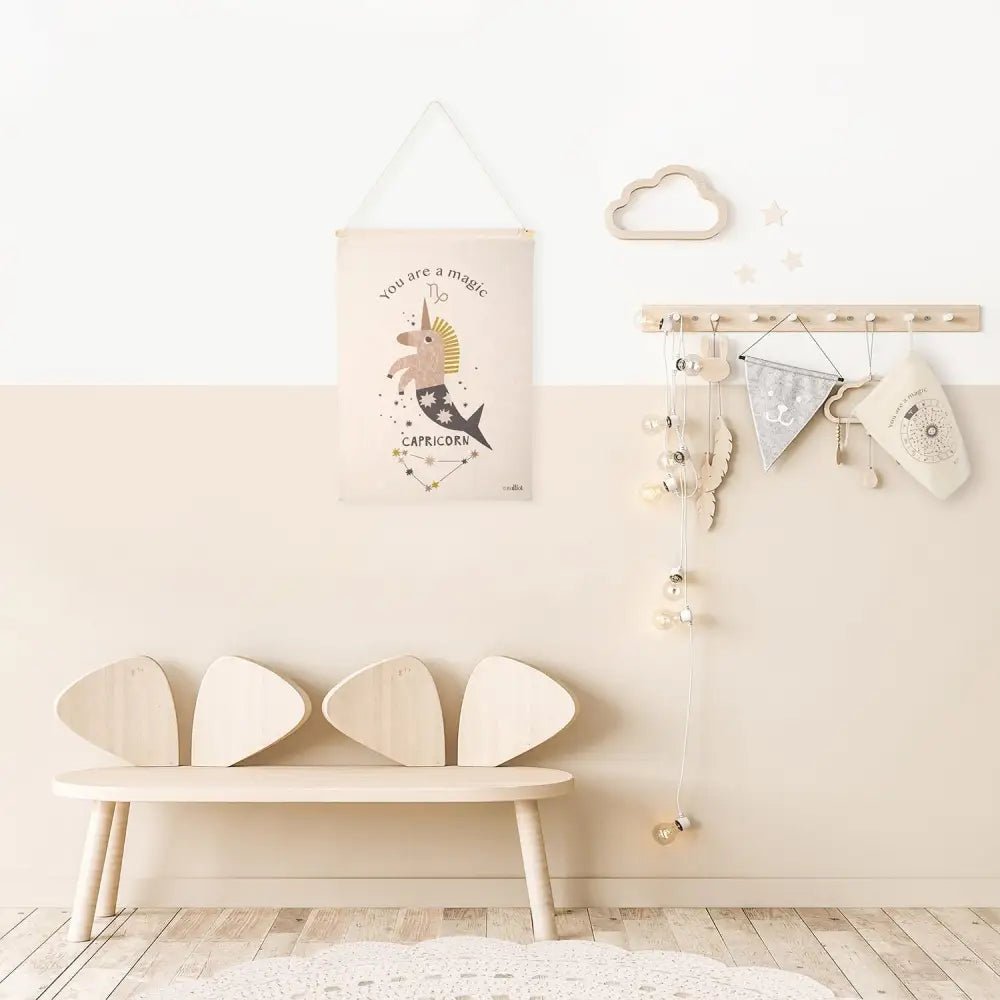 Mural habitación infantil zodíaco horóscopo LITTLE CAPRICORNIO - Sueños de Cigueña 