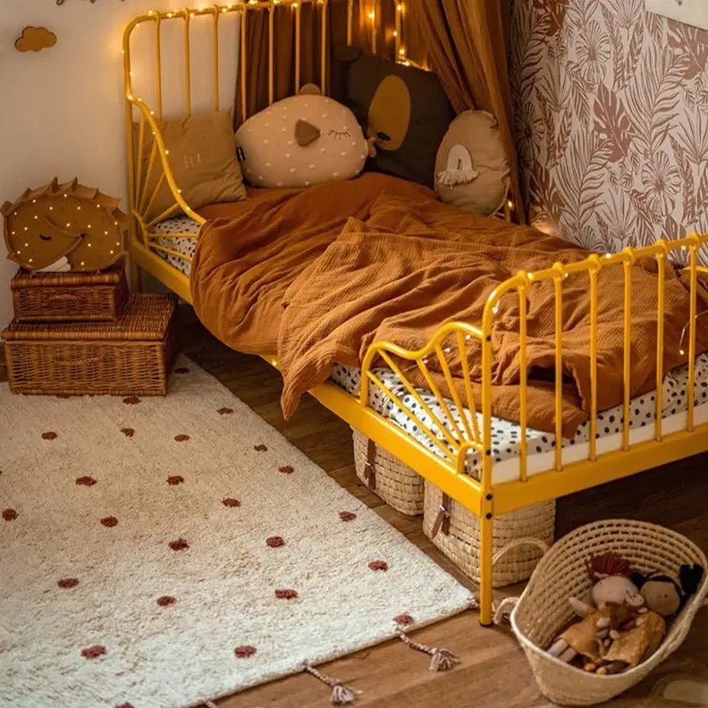 Alfombra Infantil NÜMI AMBRE con lunares 100x150 - Sueños de Cigueña 