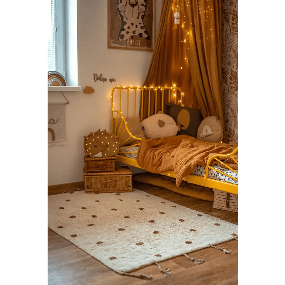 Alfombra Infantil NÜMI AMBRE con lunares 100x150 - Sueños de Cigueña 