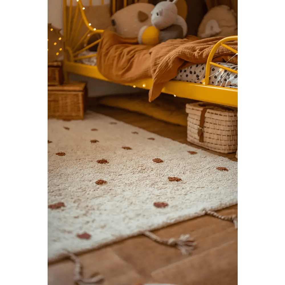 Alfombra Infantil NÜMI AMBRE con lunares 100x150 - Sueños de Cigueña 