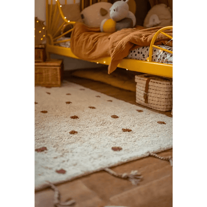 Alfombra Infantil NÜMI AMBRE con lunares 100x150 - Sueños de Cigueña 