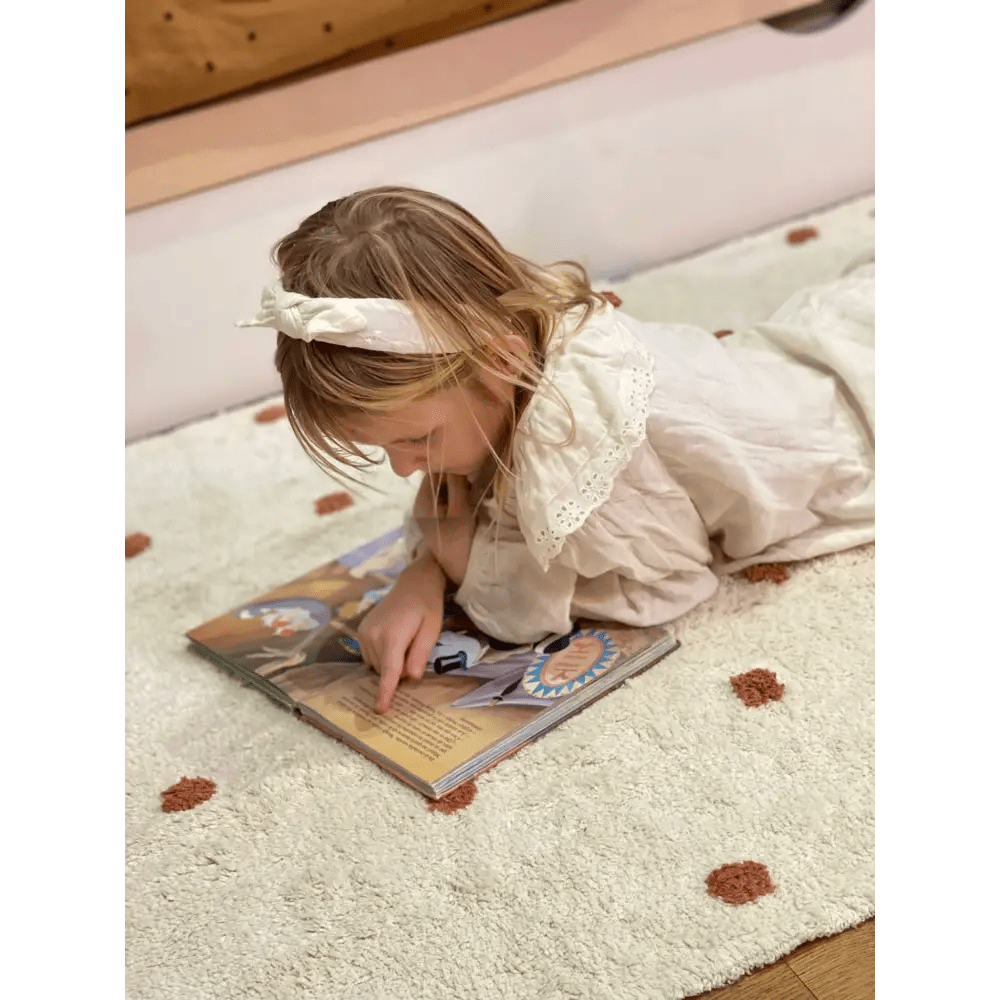 Alfombra Infantil NÜMI AMBRE con lunares 100x150 - Sueños de Cigueña 