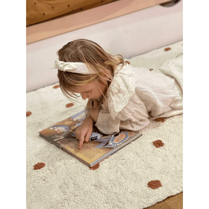Alfombra Infantil NÜMI AMBRE con lunares 100x150 - Sueños de Cigueña 