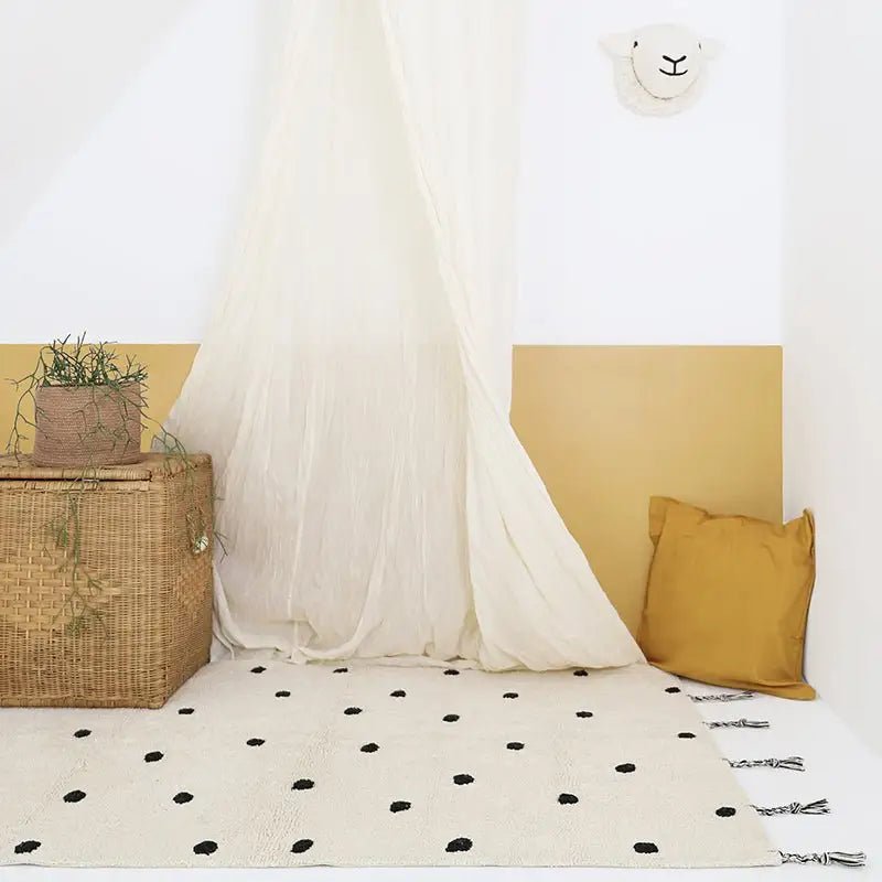Alfombra Infantil NÜMI BLACK con lunares 100x150 - Sueños de Cigueña 