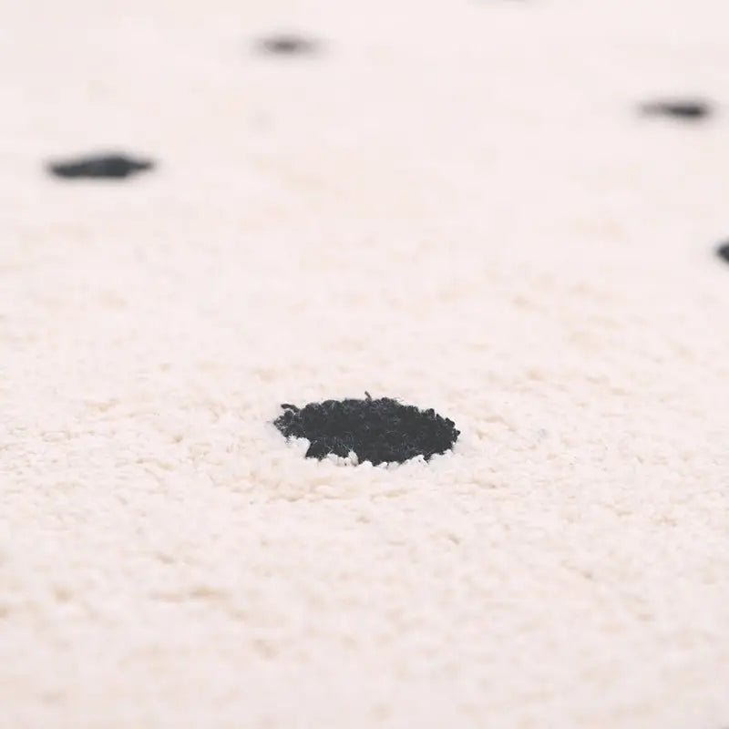 Alfombra Infantil NÜMI BLACK con lunares 100x150 - Sueños de Cigueña 