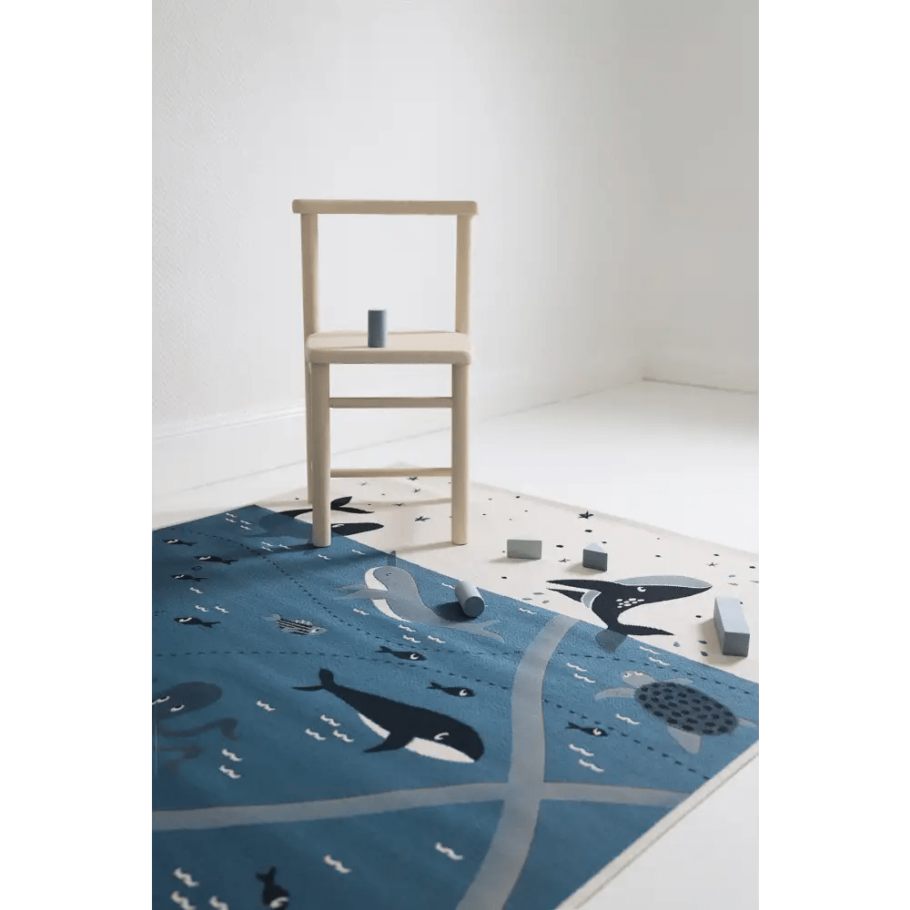 Alfombra Infantil PLAYRUG LITTLE DEEP BLUE 123x80 - Sueños de Cigueña 