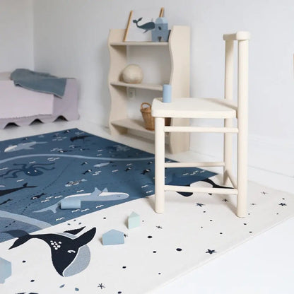 Alfombra Infantil PLAYRUG LITTLE DEEP BLUE 123x80 - Sueños de Cigueña 