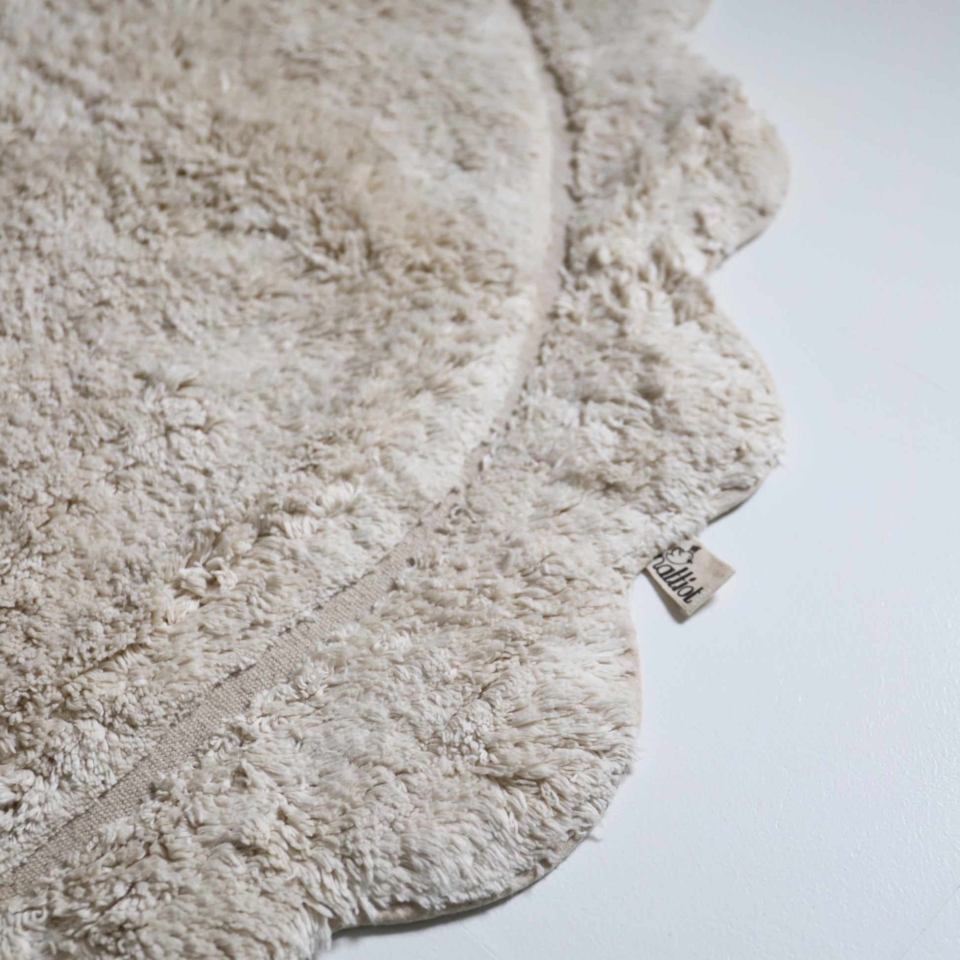 Alfombra infantil ovalada MARISA color crudo con borde en ondas 100x150cm - Sueños de Cigueña