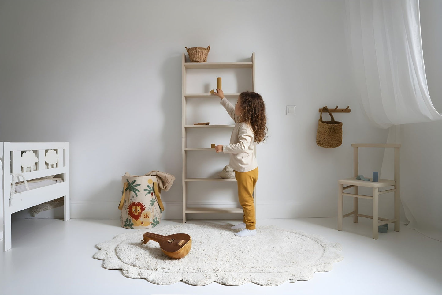 Alfombra infantil ovalada MARISA color crudo con borde en ondas 100x150cm - Sueños de Cigueña