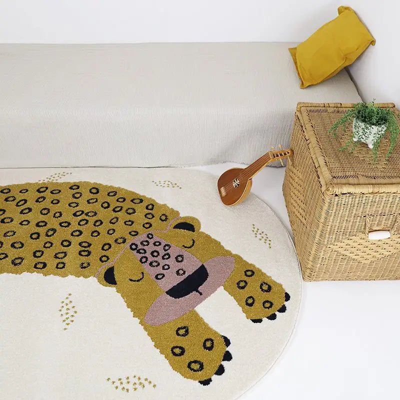 Alfombra infantil petit léopard KLEO MIEL - Sueños de Cigueña 