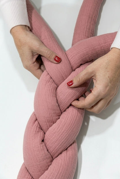 Trenza protectora para cuna y cama artesanal MUSELINA ROSA 200cm
