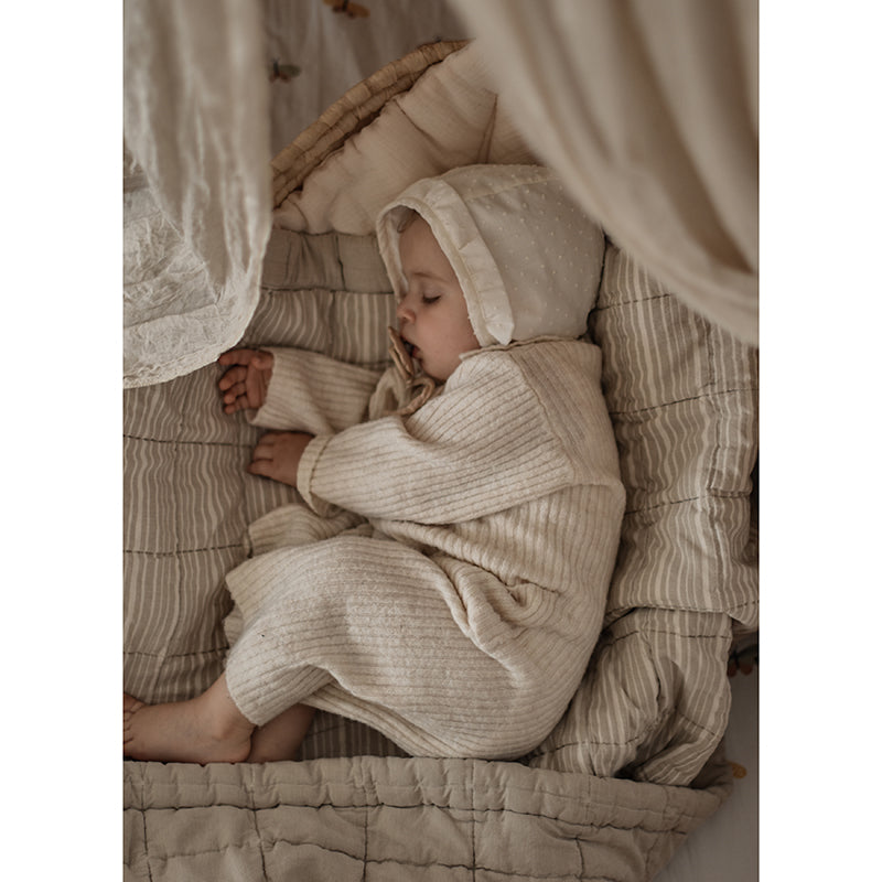 Alfombra de Descanso para bebé reversible ANNA SABLE LAVE 100 x 140 cm con el bebe durmiendo de lado