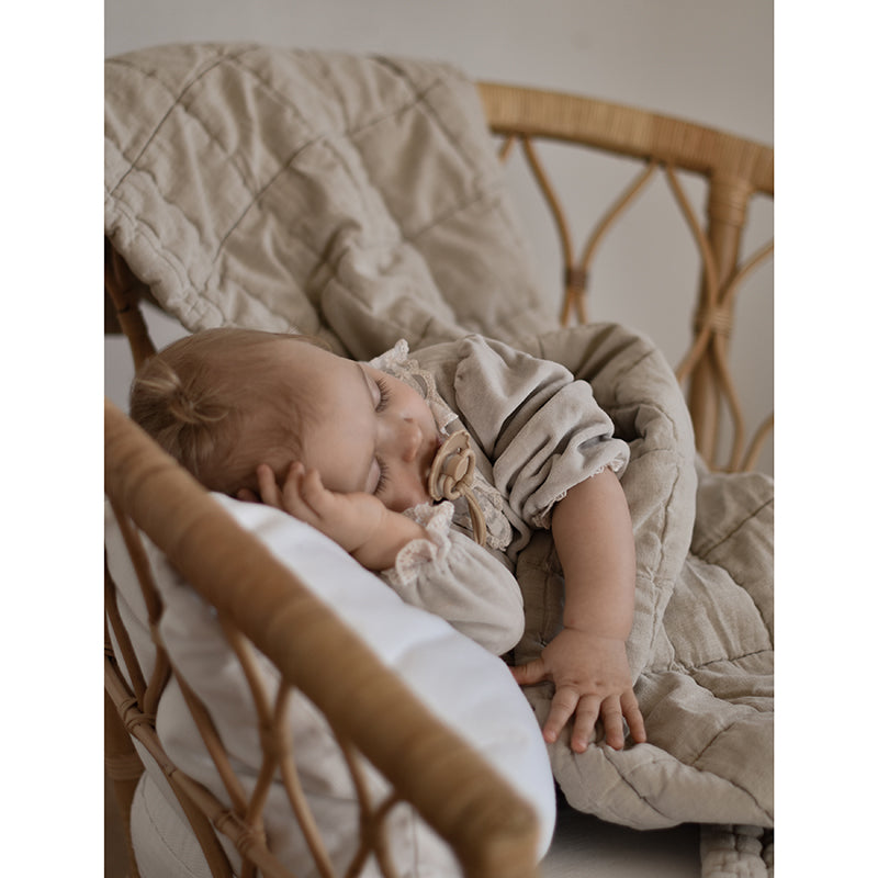 Alfombra de Descanso para bebé reversible ANNA SABLE LAVE 100 x 140 cm con el bebe durmiendo