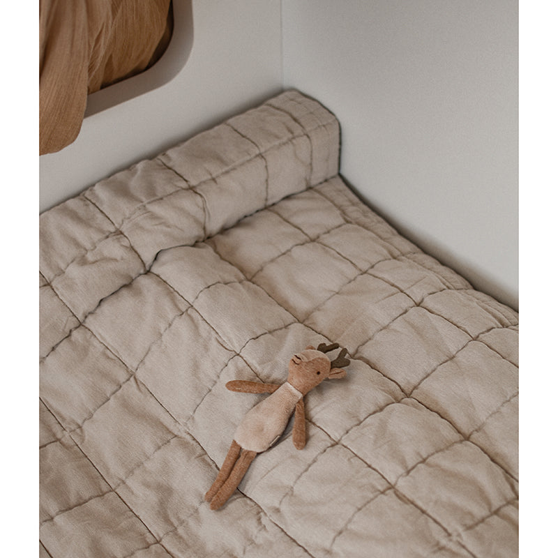 Alfombra de Descanso para bebé reversible ANNA SABLE LAVE 100 x 140 cm en la cama